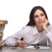 勉強しながら何かの構想を練っているキャリアウーマン