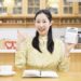 機嫌よく家計簿をつける女性
