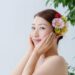 花のかんざしをして凛とほほえんでいる女性