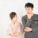 顎に手を当てて考える男女