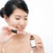 セラミドの化粧品を試してみる日本人女性