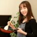 黒いエプロンをしてこれから調理を始めようとする女子