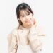 頬に指を添える女性