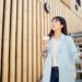 スタバのコーヒーを持って、階段から下りてくる女子