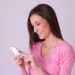 スマホを操作する女性