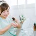 化粧品を腕に試している女性