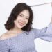 自分の髪を引っ張っている韓国人女性