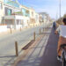 自転車に乗る女性1
